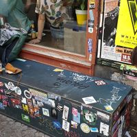 Bank als Sitzplatz und Tisch. Sehr Bequem! at Deli in Leipzig