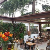 Une jolie cour/terrasse avec un mur végétal at Le Jardin in Hyeres