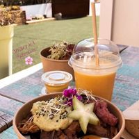 Un lunch sur la terrasse de popotes at Popotes in Hyeres