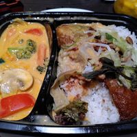 Reis mit rotem Kokoscurry und veganer Ente at Lôc Vegan in Mainz