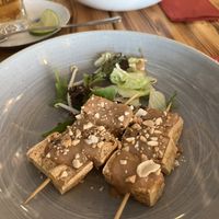 Tofu Spieße mit Erdnusssoße  at Lôc Vegan in Mainz