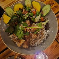 Noodle Salad - die Kombination aus Nudeln mit eigener Soße und frisch-knackigem Salat mit anderer Soße war wahnsinnig gut at Lôc Vegan in Mainz