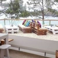 Comedor interior y exterior at Menos Mal Playa de Porcia in El Franco