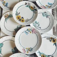 Vajilla personalizada por Viva la Pepa creaciones at Menos Mal Playa de Porcia in El Franco