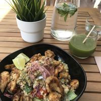 Prana Juice + Quinoa Salad with „Chicken" at Ahimsa in Mallorca