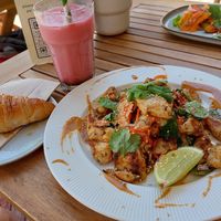 Crunchy rainbow salad with plant based chicken, pink latte & a croissant at Ahimsa in Mallorca