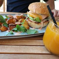 "Meat" burger & sun salutation (spiced orange juice) at Ahimsa in Mallorca