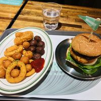 Fry Sampler & Hush Brown Burger 🍔💚  at Breaghetti Itaewon in Seoul