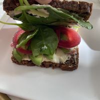 Vegansk rugbrøds sandwich  at Café Stationspladsen in Koege