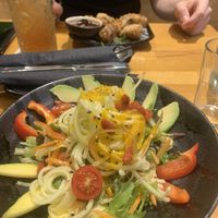 Vordergrund: Sommersalat, Hintergrund: Frühlingsrollen  at Chay Vegan Asian Kitchen in Hamburg
