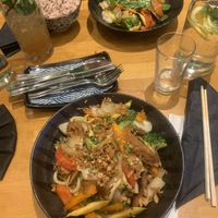 Vorne: Udon Nudeln, Hinten: Gemüse und Sojafilets mit braunem Reis at Chay Vegan Asian Kitchen in Hamburg