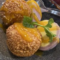 Sesambällchen mit Mochi Eis mit Mangosoße 🍧 🥭 #Veganuary at Chay Vegan Asian Kitchen in Hamburg