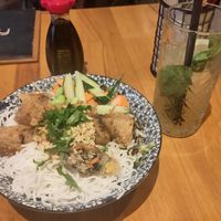 Spring Bowl mit halbleeren Jasmineistee at Chay Vegan Asian Kitchen in Hamburg