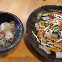 Wantan Suppe (links) und Udon Nudeln (rechts) at Chay Vegan Asian Kitchen in Hamburg