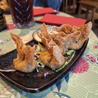 Crispy Wantan - Teigtaschen gefüllt mit Tofu und Gemüse , dazu Chili-Mayo-Dip at Chay Vegan Asian Kitchen in Hamburg