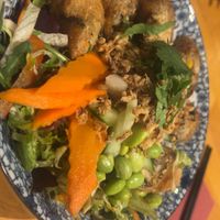 Spring Bowl, Reisnudeln mit knusprigen Frühlingsrollen, eingelegtem Gemüse, Erdnüsse, Röstzwiebel Limetten -Soja Vinaigrette   at Chay Vegan Asian Kitchen in Hamburg