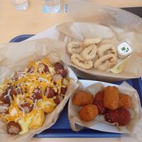 Salchipapas, calamares y croquetas at Cala Vegana in Menorca