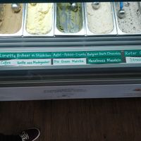 Ice cream counter (green=vegan) at Wei&Wei Eiswerkstatt in Aachen