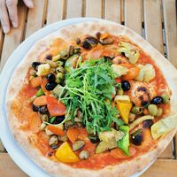Pizza Verdure ohne Käse mit Rucola at CASA-M in St Gilgen