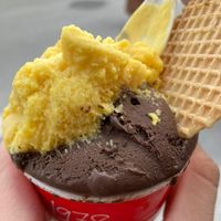 Helado de chocolate y mango  at Gelati Dino in Sitges