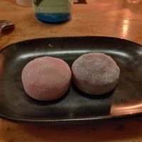 Mochi aux fraises et mochi aux fruits de la passion. at Hono Izakaya in Quebec