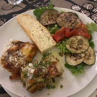 Combinatie van gegratineerde rolletjes en parmigiana del melanzane  #Veganuary at Broccolis in Spaarndam