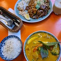 Curry and Pad Thai at La Vegana in Warsaw