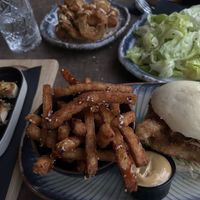 mariniertes Tofu, Süßkartoffel Pommes, Bao Burger, Zwiebelringe, Sesam Salat  at Paul's in Linz