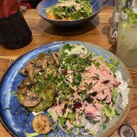 Saisongerichte: Brokkoli-Rösti, Salat mit Johannisbeerdressing und marinierten Champignons (im Hintergrund Gnocchi mit Tomatensauce und Rucola )  at Pfannenzauber in Aachen