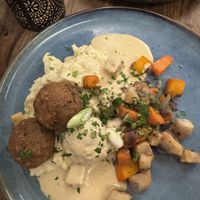 Grandpas Meatballs with roots and delicious sauce #Veganuary at Pfannenzauber in Aachen