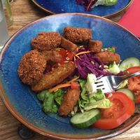 Basic salad with monkey stripes and falafel balls 😍 at Pfannenzauber in Aachen