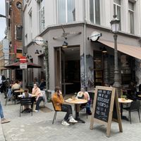 Outdoor seating at Caffe Mundi in Antwerpen
