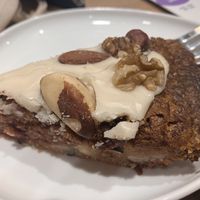 Vegan cappuccino met vegan carrotcake 😋  at Caffe Mundi in Antwerpen