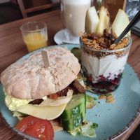 Veganer Breakfast Burger mit Joghurt und granola at Zoom Cafe & Photo Studio in Chemnitz