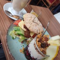 Veganer Breakfast Burger mit Joghurt und granola at Zoom Cafe & Photo Studio in Chemnitz