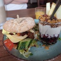 Veganer Breakfast Burger mit Joghurt und granola at Zoom Cafe & Photo Studio in Chemnitz