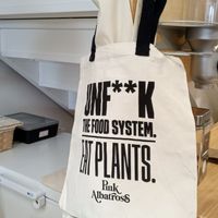 Regalo por comprar dos helados veganos at Millor a granel in Palamos