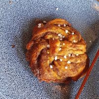 Vegan cinnamon roll at La Pépinière des Batignolles in Paris