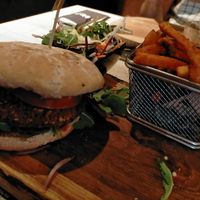Guacamole burger met zoete aardappel frietjes at Sam's Table in Wetteren
