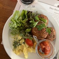 Linsen-Frikadellen mit Salat  at Darmstädter Ratskeller Hausbrauerei in Darmstadt