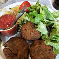 Linsenfrikadellen mit Kartoffelsalat, Tomatensugo und Blattsalat at Darmstädter Ratskeller Hausbrauerei in Darmstadt