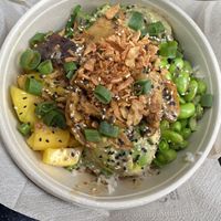 Bowl avec poulet vegan   at Surfside Poké in Mons