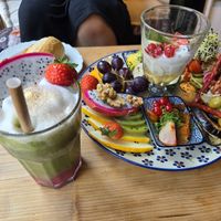 Großes Frühstück und ein Erdbeer-Matcha at BABA Handmade Cafe in Leipzig