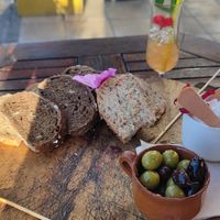 Als Vorspeise gab es Oliven, vegane Aioli, selbst gebackenes Brot at Organic in Mallorca