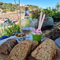 Freshly baked bread with vegan aioli at Organic in Mallorca