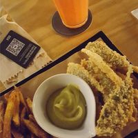 French fries with fried leaves and avocado sauce at Estreito da Chosen in Porto Alegre