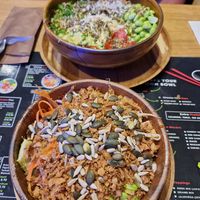 small and large bowl at Moana Pokebowls in Bruges