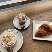 Cornetto with marmelade, ”nut queen” espresso and vegan hot chocalate with rice whip cream at Coffee O'Clock in Arezzo