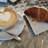 Cappuccino di soia e cornetto lampone e sambuco at Coffee O'Clock in Arezzo