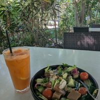 Nice tofu salad with freshly squeezed juice 🥤 at Eva's Cafe in Darwin